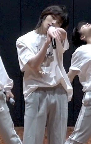 beomwrite's tweet photo. how did that fit to t4ehyvn😳 https://t.co/1x6egPmO2f