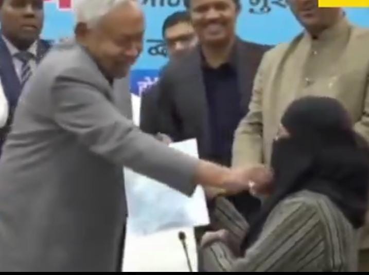 JaikyYadav16's tweet photo. यह ख़बर पढ़कर आप हैरान हो जाएंगे कि बतौर मुख्यमंत्री नीतीश कुमार ने ये क्या कर दिया?

आयुष चिकित्सकों को नियुक्त पत्र बांटने का कार्यक्रम था।

एक मुस्लिम महिला बुर्का पहनकर नियुक्ति पत्र लेने आई और मुख्यमंत्री नीतीश कुमार ने महिला का बुर्का खींच दिया।

अब इस कारनामे का वीडियो वायरल है लोग नीतीश कुमार के स्वास्थ्य पर सवाल उठा रहे हैं।