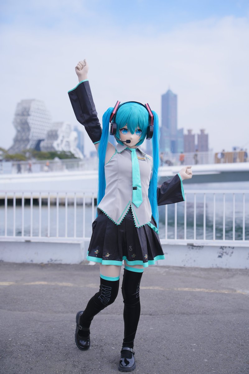 FFK 順利回到家了，咪哭第一次場出還有待加強，仍然非常感謝大家的幫忙！

📷: <a href="/ValkyriePdragon/">Valkyrie Pendragon</a> 
🤝: <a href="/rubber_emma/">rubber_emma</a> 

#FFK18 #kigurumi #初音ミク