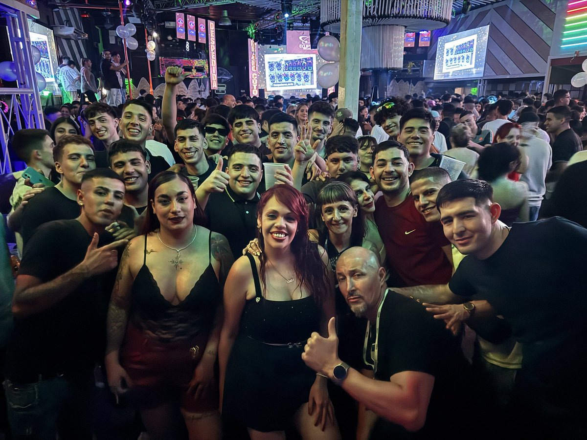 gabyfranch77's tweet image. Terrible noche en la #fiestadelostrabajadoresdecoto2025 felicitaciónes @BuffonePablo por la organización de siempre y a todos nuestros compañeros Delegados que hicieron esto posible estando atentos a cada situación 👏 @VaneRamos1402 @CarlosPerezSEC @cocorojas83 #soysec #soyazul