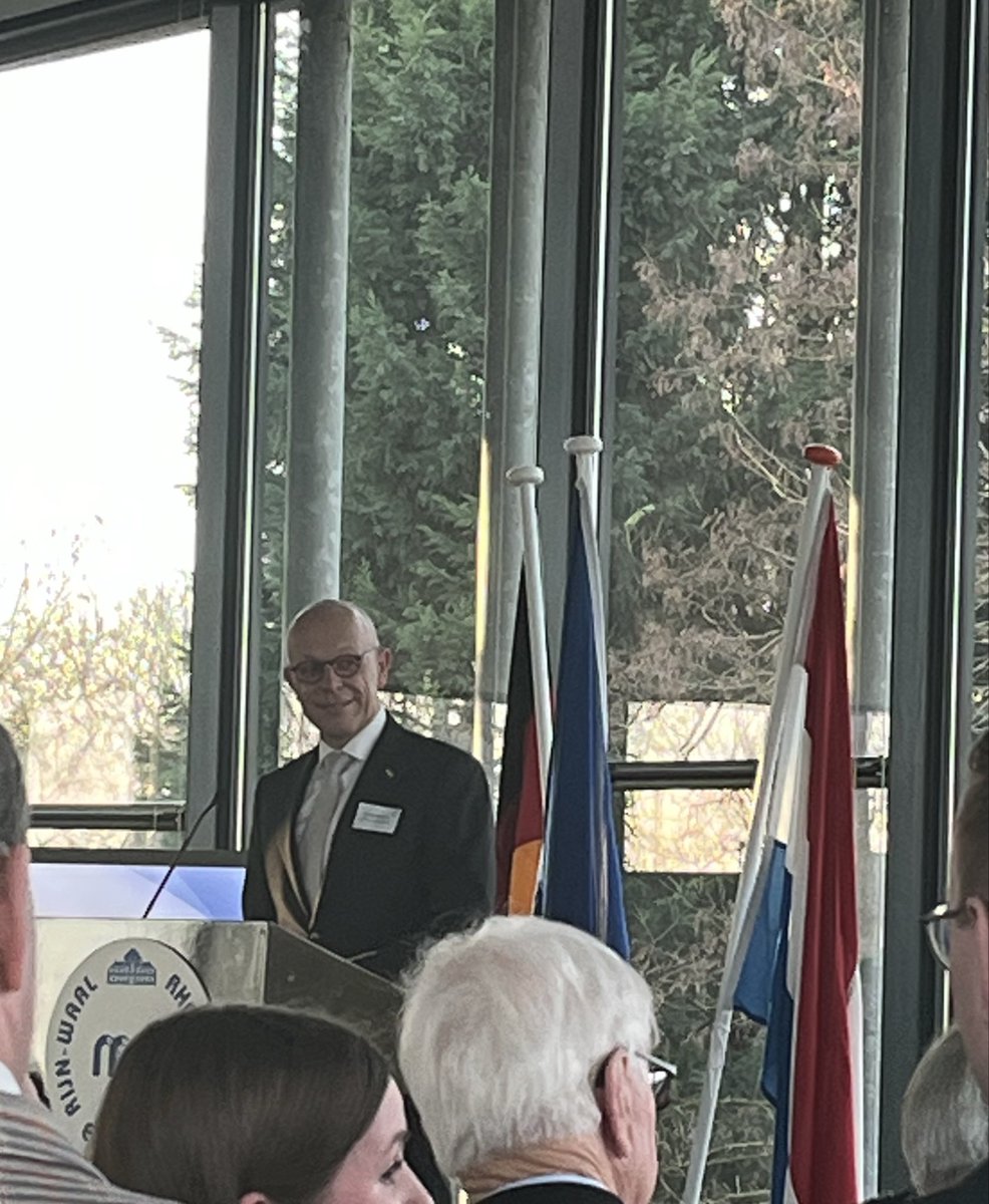 BurgmOverbetuwe's tweet photo. Eindejaarsbijeenkomst van de #Euregio @EuregioRijnWaal in #Kleve met na de opening door de voorzitter, een toespraak door de Commissaris van de Koning van @provgelderland https://t.co/uo6zg0u2Fh