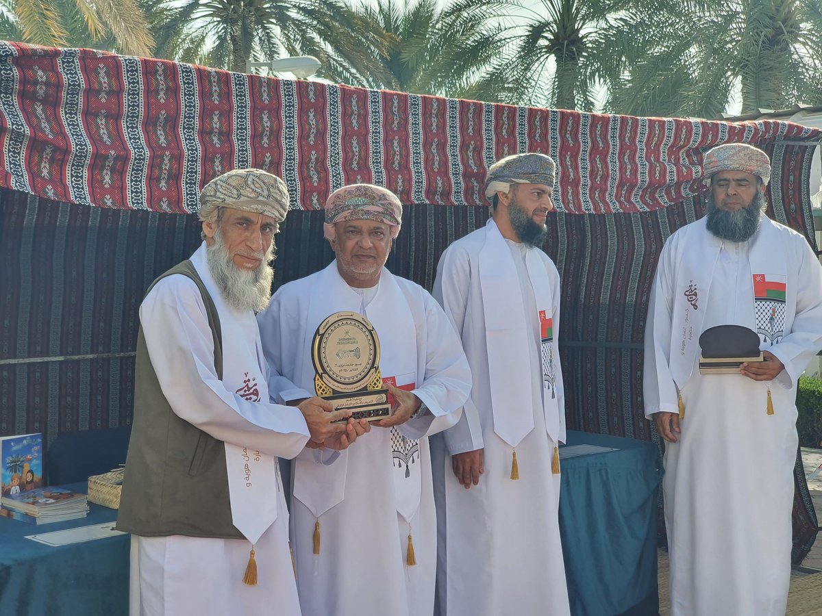 alfrahidicenter's tweet photo. مركز الخليل يطلق (جسور 3) بالشراكة مع مكتب الأوقاف والشؤن الدينية بولاية بهلاء، قسم التعريف بالإسلام والتبادل الثقافي، يشارك في الفعالية جماعة البيان ونادي فحوى من التميز الطلابي، الإفتتاح رعاه د. صالح العزري عميد شؤون الطلاب. تعزز الفعالية الهوية والتسامح والحوار، وتستمر 3 أيام https://t.co/bVHf54sagi