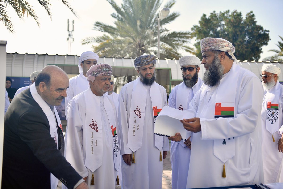 alfrahidicenter's tweet photo. مركز الخليل يطلق (جسور 3) بالشراكة مع مكتب الأوقاف والشؤن الدينية بولاية بهلاء، قسم التعريف بالإسلام والتبادل الثقافي، يشارك في الفعالية جماعة البيان ونادي فحوى من التميز الطلابي، الإفتتاح رعاه د. صالح العزري عميد شؤون الطلاب. تعزز الفعالية الهوية والتسامح والحوار، وتستمر 3 أيام https://t.co/bVHf54sagi