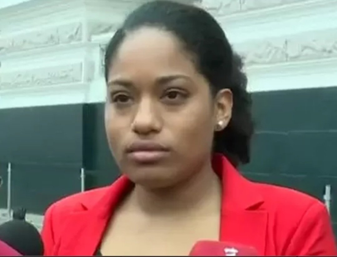 Amigos Tuiteros. Esta Pintaparedes NUNCA MÁS!!

<a href="/rosangellabr/">Rosangella Barbarán</a>