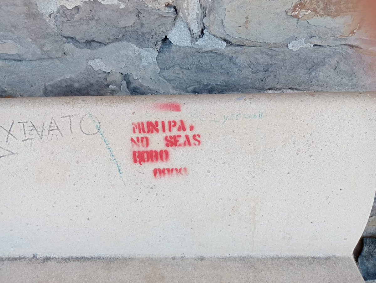 🗣️❌Desde el Ayuntamiento de Deba condenamos la aparición de estas pintadas en el paseo de la playa y junto a los ascensores. Cuidar y respetar nuestros espacios públicos es responsabilidad de todos. Deba y las y los debarras lo merecemos. 

#deba #debakoudala
