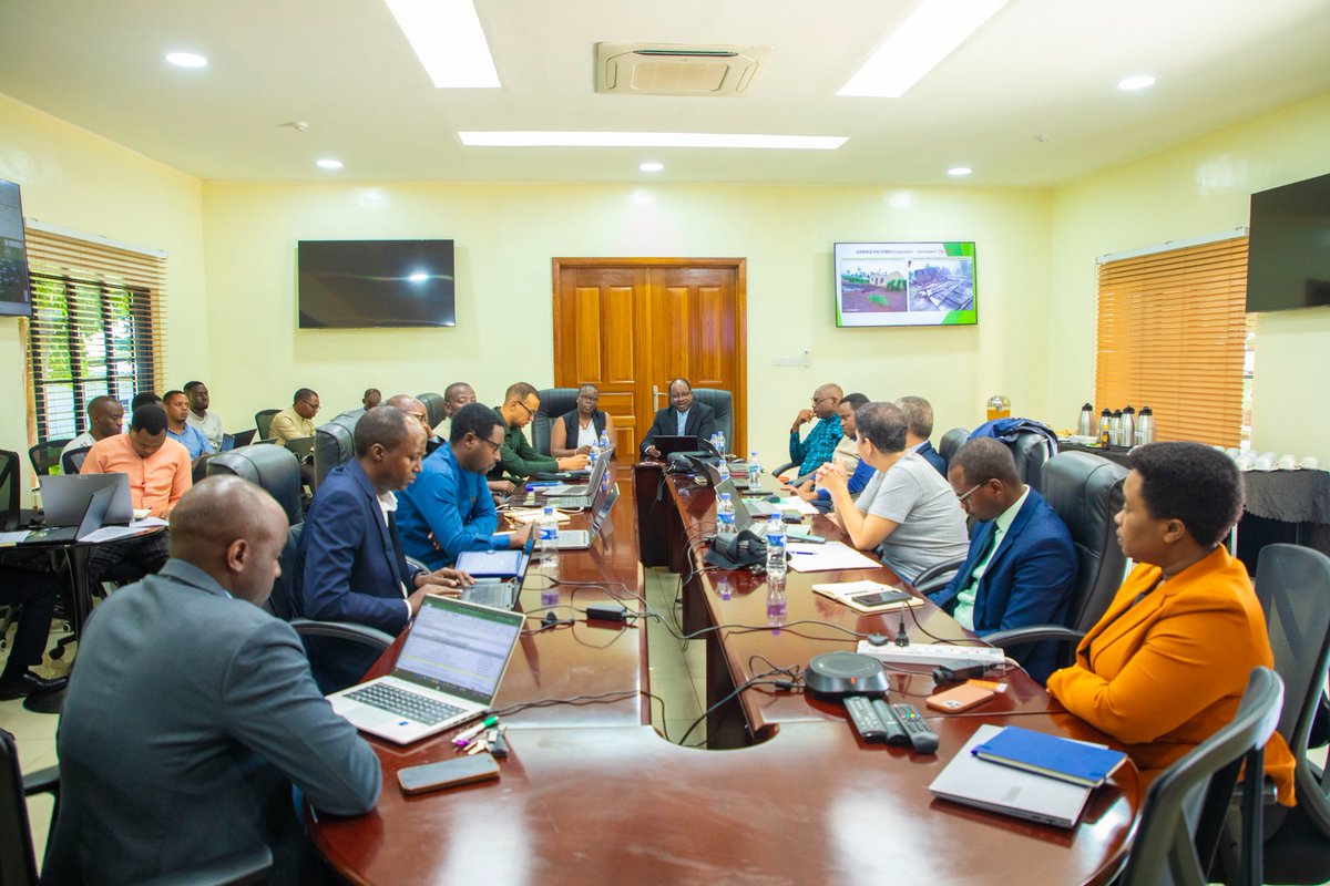 RwandaEmergency's tweet image. Today, ACP Egide Mugwiza, Director General for Response and Recovery Operations and Coordinator of the National Emergency Command Center, officially opened the five-day National Training Course for First Responders to Radiological Emergencies, organized in partnership with the…