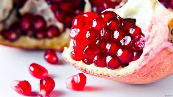 DrSaadro's tweet image. طفل عمره ثلاث سنوات ونص توفّى اختناقًا بحبّة رمان.

الأم تركته لحظة وهو يأكل، وما كانت تدري إن الرمان ممكن يسد مجرى التنفّس.
الطفل بهالعمر ما يقدر يمضغ ولا ينقذ نفسه لو اختنق.

لا تتركون أطفالكم لحالهم وقت الأكل، وخصوصًا مع أطعمة ممكن تسبب اختناق مثل الرمان، العنب، المكسرات…