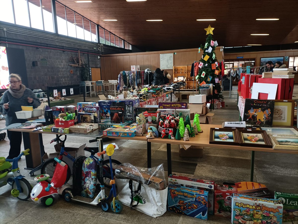 Todo preparado para inaugurar o noso Mercado Solidario de Nadal. Poderás atopar libros, roupa e todo tipo de agasallos, moitos deles feitos a man ou elaborados no Espazo Maker da <a href="/Biblioulaboral/">Biblioteca CIFP Ulaboral</a>. Ten un fin solidario e todo o recaudado será para o Banco de Alimentos <a href="/Balrial/">Banco de Alimentos Provincia de A Coruña</a>