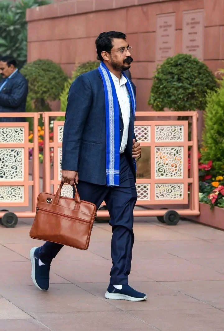 शीतकालीन सत्र जारी है…आज संसद भवन से आईं लोकप्रिय सांसद आदरणीय चंद्रशेखर आजाद जी की ये तस्वीरें
#WinterSession #Delhi 
<a href="/AzadSamajParty/">Aazad Samaj Party - Kanshi Ram</a> 
<a href="/BhimArmyChief/">Chandra Shekhar Aazad</a>