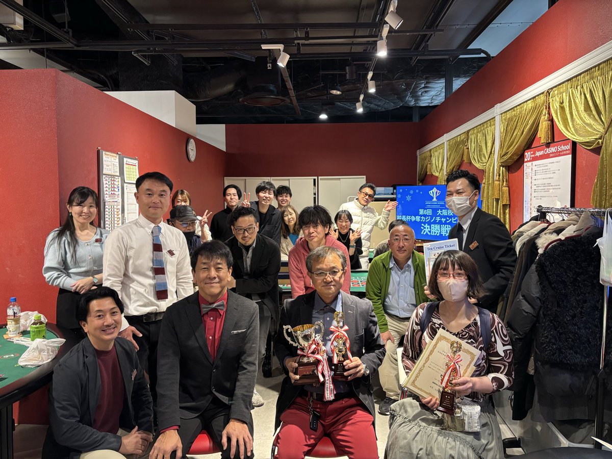 jcsosaka's tweet photo. 14日（日）は、カジノスクール恒例行事のカジノチャンピオン大会の決勝戦でした！
在校生だけでなく卒業生も参加可能で、毎回出席してくださる方もたくさんいらっしゃいます。
このように、卒業後も皆んな仲良く集まれるのも、カジノスクールの魅力です🎵 https://t.co/LTETx106gB
