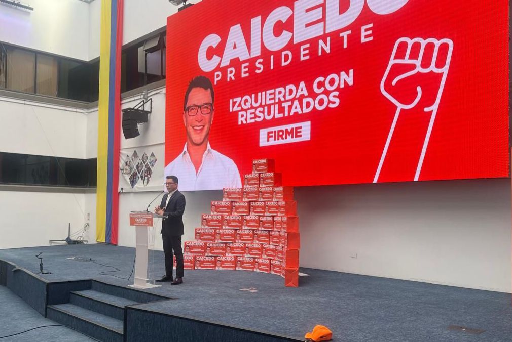 #NoticiaW | El exgobernador Carlos Caicedo entrega 2 millones 600 mil firmas ante la Registraduría para avalar su candidatura presidencial. Se presentará en coalición 'Fuerza Ciudana', que 'partió cobijas' con el Pacto Histórico → wradio.com.co