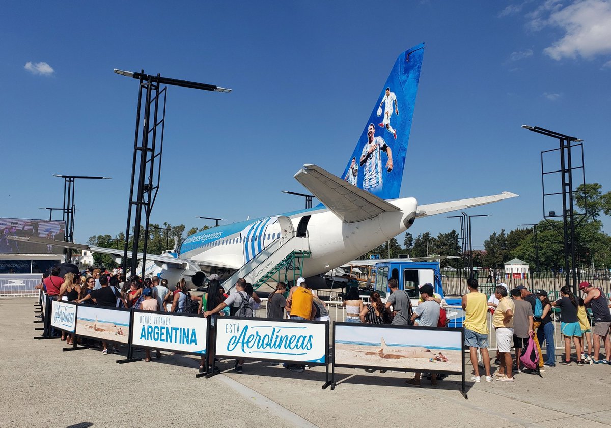 Que noticia terrible la privatización de Negrópolis.

Ahora como van a hacer los pobres para ver el avión estatal que ellos mismos financiaban con el IVA de los fideos..