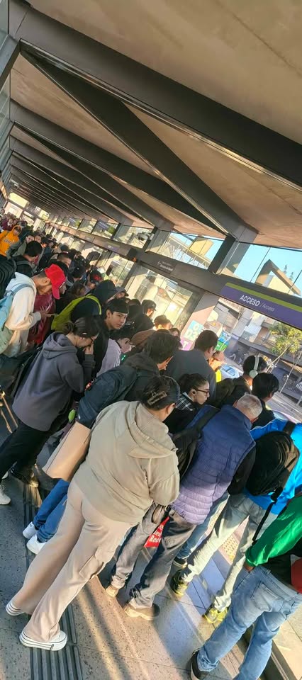 Trafico_ZMG's tweet image. 😮‍💨 Usuarios del #MacroPeriférico reportan más de 40 minutos de espera debido a la falta de paso regular de las unidades. Cuando finalmente circulan, solo descienden una o dos personas, ya que los camiones avanzan completamente llenos.👇

📍 Imagen tomada en la estación Periférico…