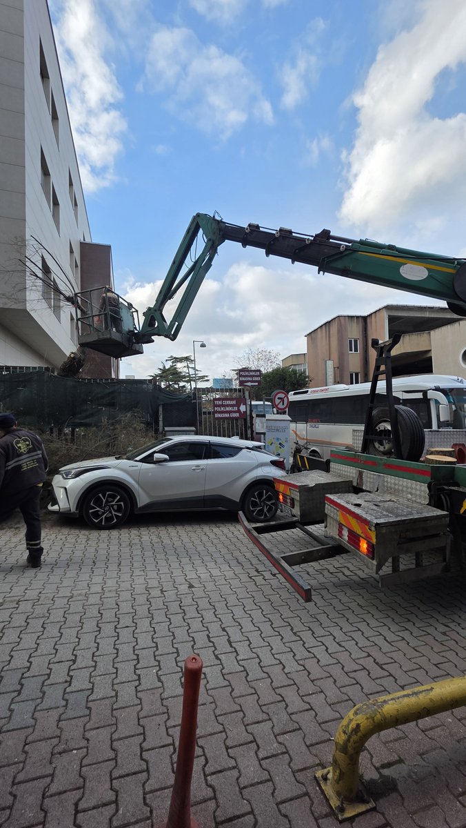 Bugün aracımı park ettiğim alandan almaya geldiğimde karşıma çıkan manzara! <a href="/istanbulbld/">İstanbul Büyükşehir Belediyesi</a> Park, Bahçe ve Yeşil Alanlar Müdürlüğüne ait bir araç ile aracımın bulunduğu yerde budama çalışması yapılmış. Böyle iş bilmezlik görmedim! Evime döndüğümde aracımın kaportasında hasar