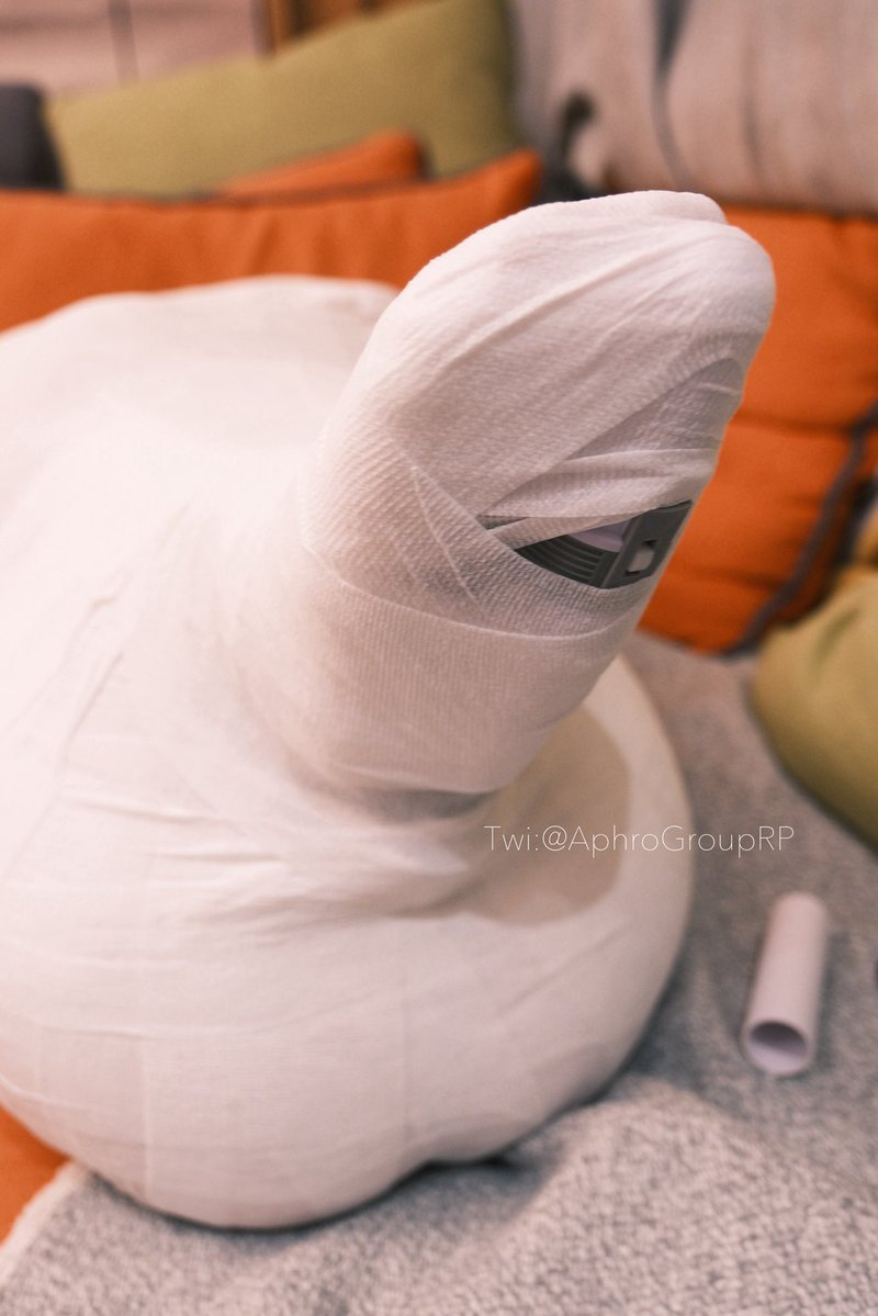 以后大家玩“抱团状全包”
记得可以利用下脚底的位置，安装一个震动棒📳，在合适的位置固定住，这样m越兴奋，越会忍不住摆动她唯一可以摆动的脚，而一摆动脚，更剧烈的震动会让她更兴奋😆

#sm #bdsm #调教 #拘束 #束缚 #bondage #全包 #木乃伊 #放置 #mummy #mummified #mummification #物化