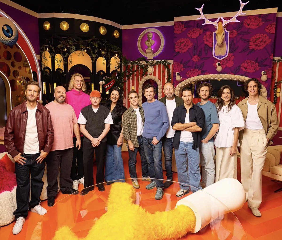 karimediasoff's tweet image. 🚨 ALERTE ROUGE. Le casting de la Saison 6 de #LOLQuiRitSort est tombé et ils ont décidé de tout casser. 🤯 

Les équipes qui vont s'affronter dans l'arène :
💥 LE TRIO DU CHAOS : Jérémy Ferrari x Arnaud Tsamere x Baptiste Lecaplain
🤝 LES LÉGENDES : Kad Merad x Jonathan Lambert