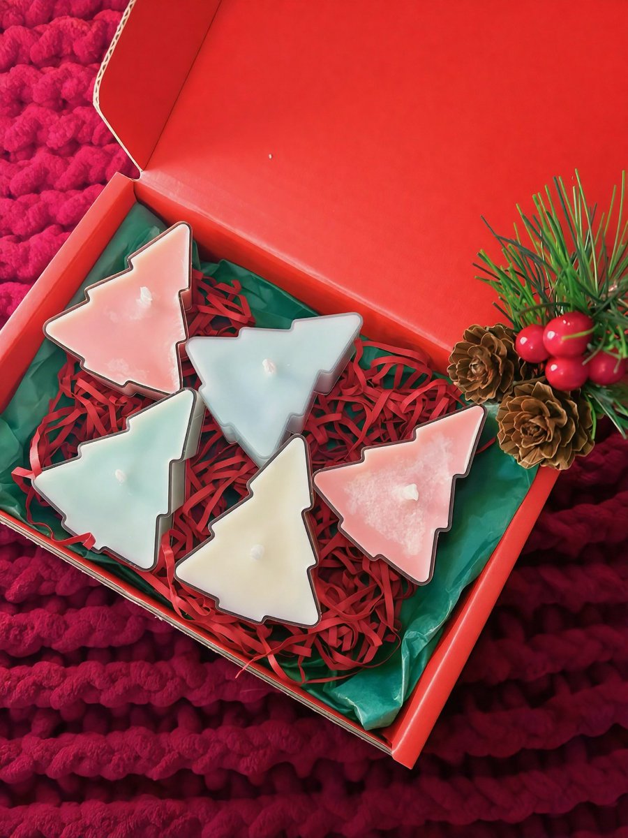 𝐇𝐎 𝐇𝐎, 𝐋𝐞𝐭’𝐬 𝐂𝐞𝐥𝐞𝐛𝐫𝐚𝐭𝐞 ! 🎄✨

เซ็ตเทียนหอม homemade 18 กรัม จำนวน 5 ชิ้น พร้อมกล่องน่ารักๆ เหมาะกับการให้เป็นของขวัญกับคนพิเศษ หรือจะให้ของขวัญตัวเองก็ได้เช่นกันนะ !

🏷️ : 350 thb
🛒: shop.line.me/@maisondebruma…