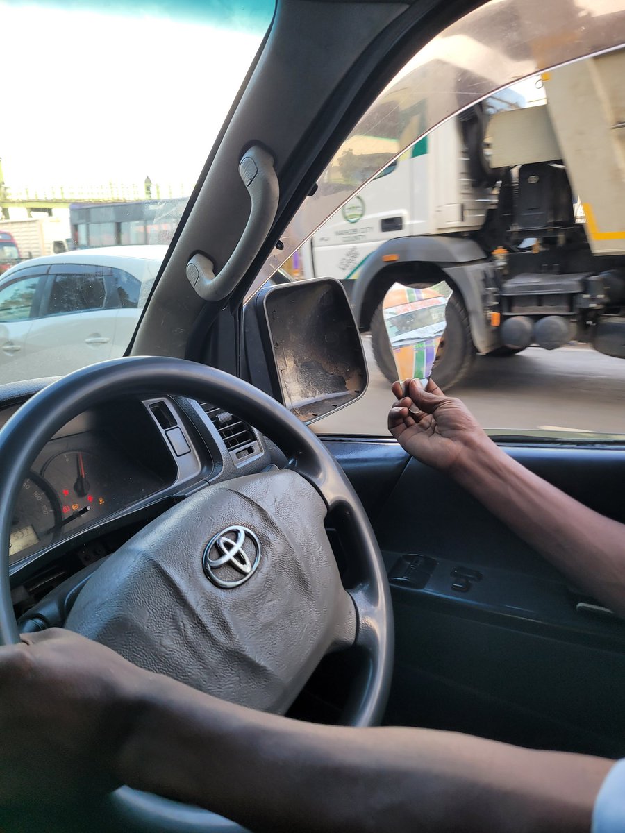 motorist_nyabu's tweet image. Leo dere amejishikia side mirror!