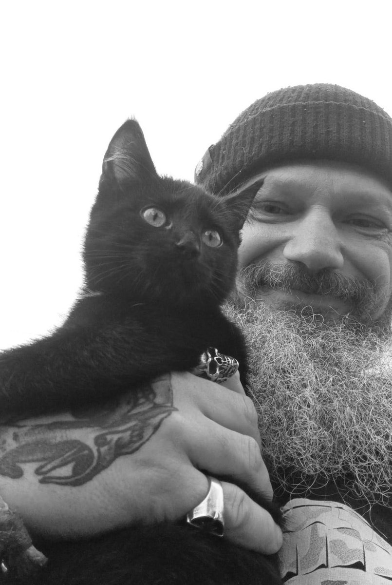 На війні загинув фотограф і письменник Юрко Костишин, більш відомий за псевдо «Кіт Характерник».

Про смерть військового повідомив проєкт «Недописані». 

Юрко Костишин — фотограф, ветеран АТО, воював у складі 44 окремої артилерійської бригади. Він також є автором книги