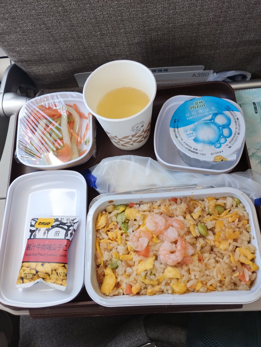 kera2000's tweet photo. @oreorebkk おいらも今回、中国東方航空を利用しました。

成田ー上海は、鶏飯が出ました。

上海ーサイゴンは機内食無かったです。（深夜だから？）

サイゴンー上海は、オヤツみたいな軽食でした。

上海ー成田は、五目炒飯風の炊き込みご飯が出ました。

格安運賃でも、まあまあ良かったと思いました。

☺️☺️ https://t.co/ihLdSzruZf