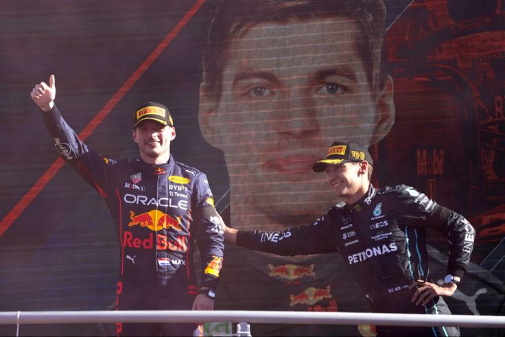 🗣️ | GEORGE RUSSELL:

"Cuando tengo cerca a Max Verstappen lo toco para comprobar si es humano. Je".
