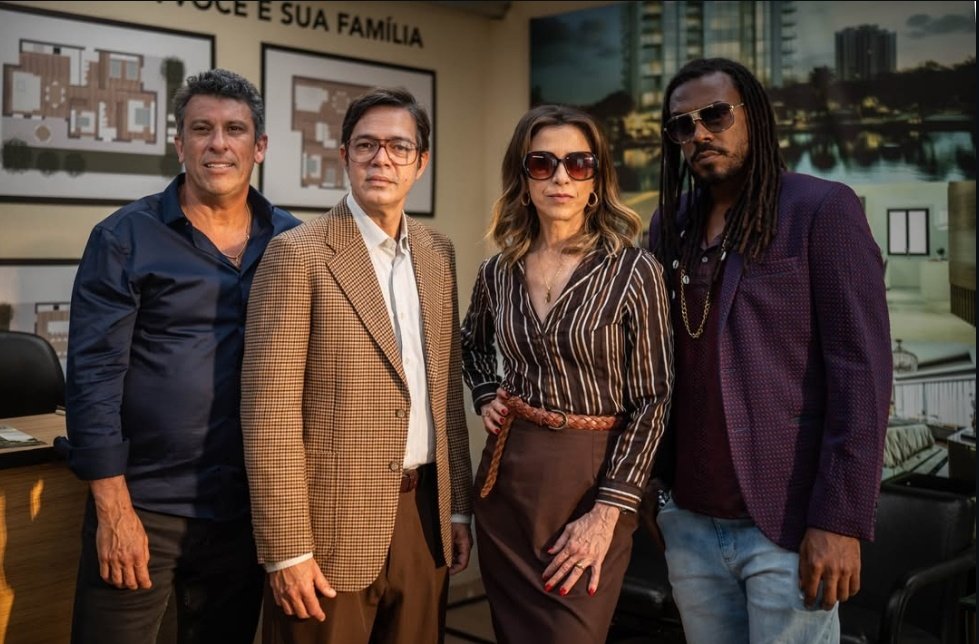 saiu a primeira foto oficial de 'os corretores' ☝🏼🥹♥️

📸 - laura campanella