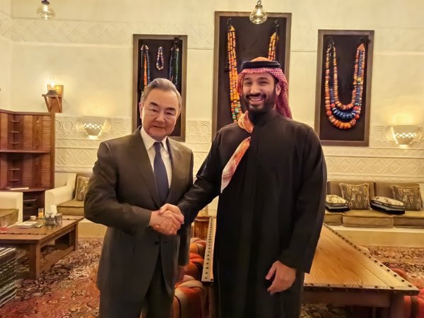 سمو #ولي_العهد الأمير #محمد_بن_سلمان و وزير خارجية #الصين 🇨🇳🇸🇦
