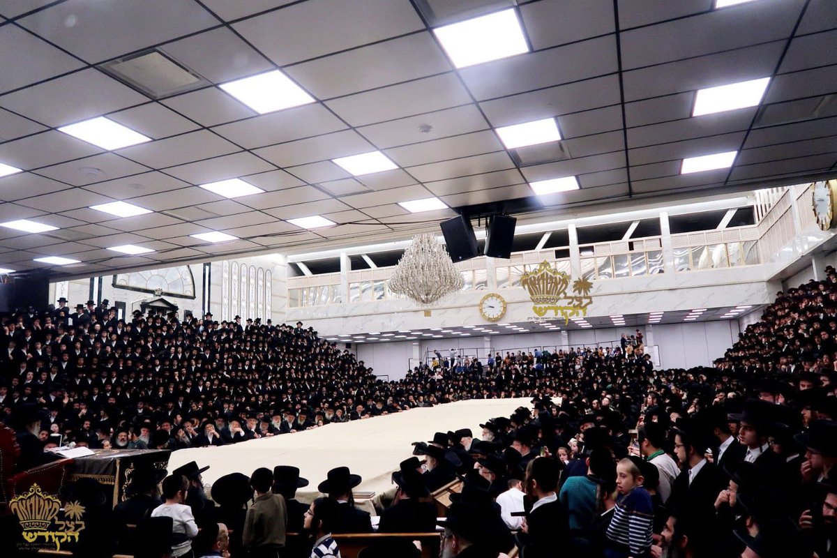 HQSatmar's tweet image. Satmar Grand Rebbe Aron lit the first candle of #Chanukah at the main Satmar Shul in Kiryas Joel, surrounded by hundreds celebrating our enduring faith and tradition. May the light of the #menorah shine bright! No act of #bondibeach #terror can dim our spirit or stop us from