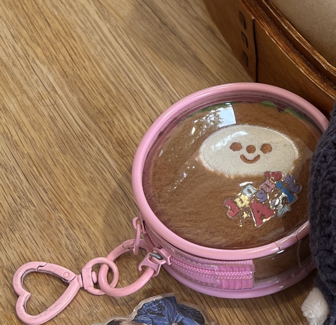 3일간의 행군에 지쳐 핑크고시원채로 
탈출해버린 제 넛숙이를 찾습니다 ㅠㅠㅠㅠ
일본 아지트때부터 입주시켜서 데꼬다녔는데
오늘 보니까 사라져버렸어요 ㅠㅠㅠㅠ
스티커도 기본으로 붙여진 집입니다 ㅠㅠㅠ
돌아와요 넛숙님 ㅠㅠ