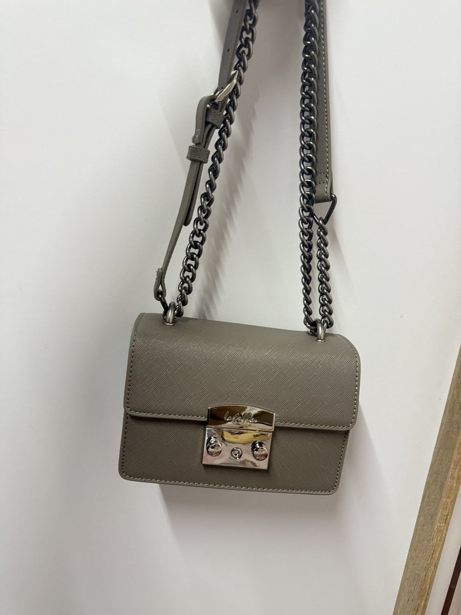 Labella 850รส สภาพใหม่มากกก
มีถุง 

#ส่งต่อcintage #ส่งต่อเสื้อผ้ามือ2 #เสื้อผ้ามือสอง #ส่งต่อเสื้อผ้า #ส่งต่อstylist #ส่งต่อเสื้อผ้ามือสอง #ส่งต่อเสื้อผ้ามือสองราคาถูก #ส่งต่อduex #ส่งต่อfeelfree