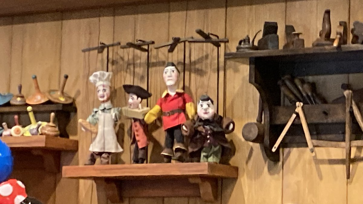 ボンジュールギフトのレジ上にガストンのあやつり人形飾ってあるの