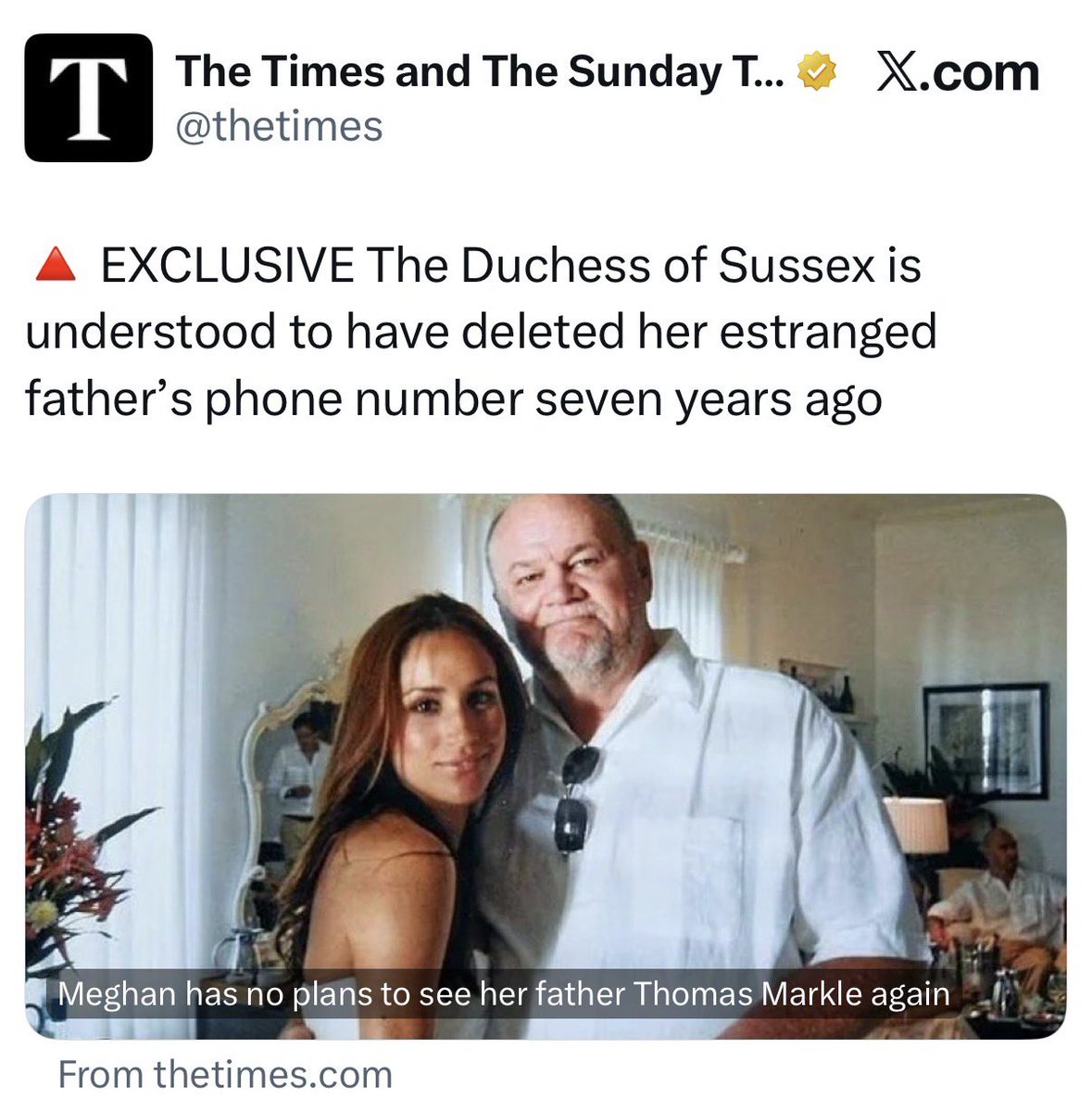 Canellelabelle's tweet image. The press: “The Duchess of Sussex has no plans to see Thomas Markle and has given up hope of reconciling with her father.”😵‍💫
   The truth in two pictures:
On the left, the picture reveals that on May 17, 2018, right before her wedding to Harry, Meg used the official Kensington…