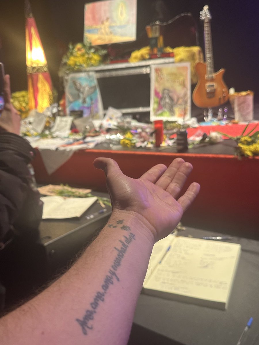 1336 Km, 15 horas de coche y 5 horas de cola para esto:

“No hemos venido a  despedirte.
Hemos venido a decirte que nunca te olvidaremos.”

Volvería hacerlo por amor, si fuera necesario. 

Gracias por todo, Robe 💔