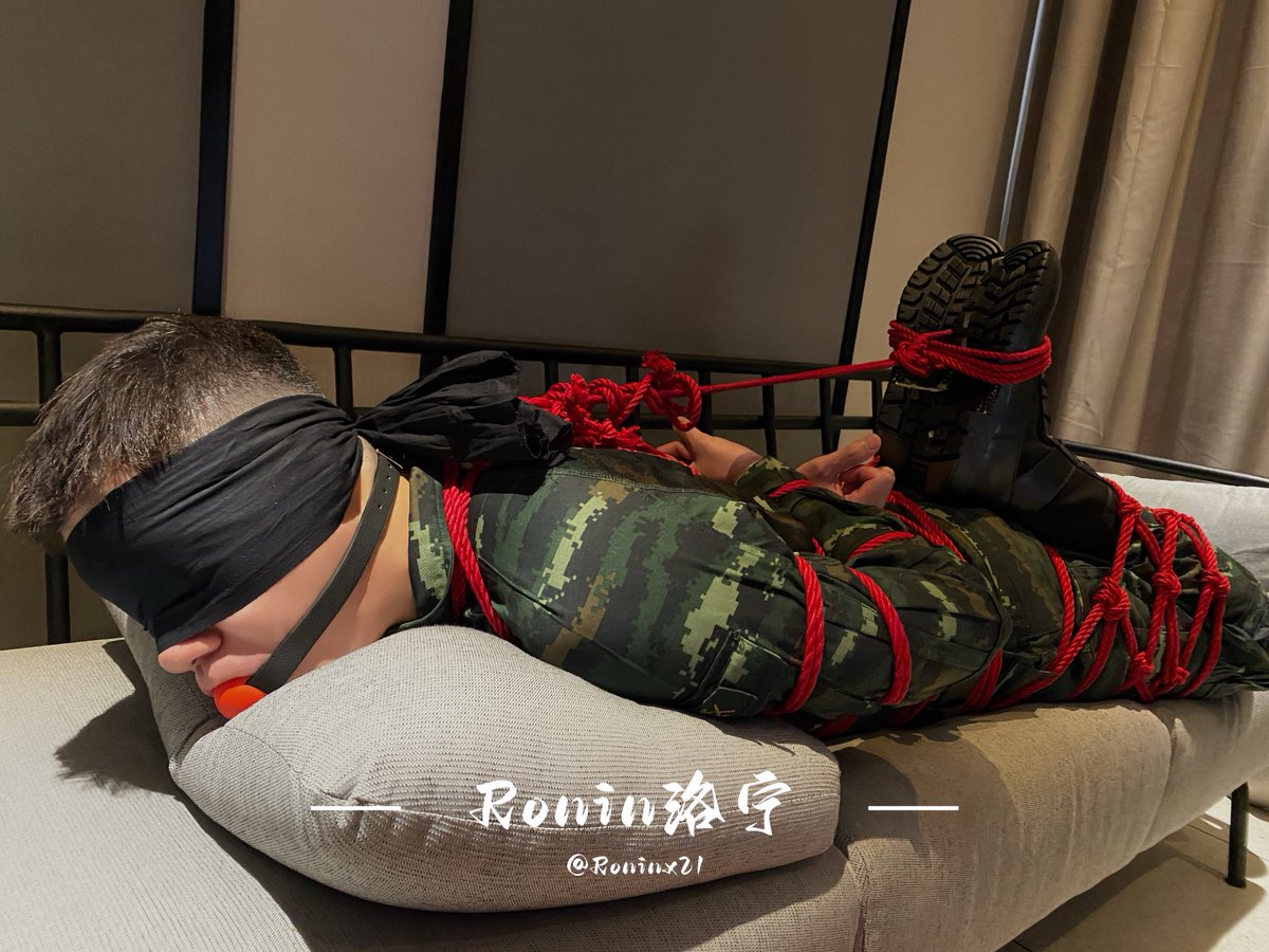 Roninx21's tweet photo. 沙发上的玩具 🪢 https://t.co/R6wrE4jv1h