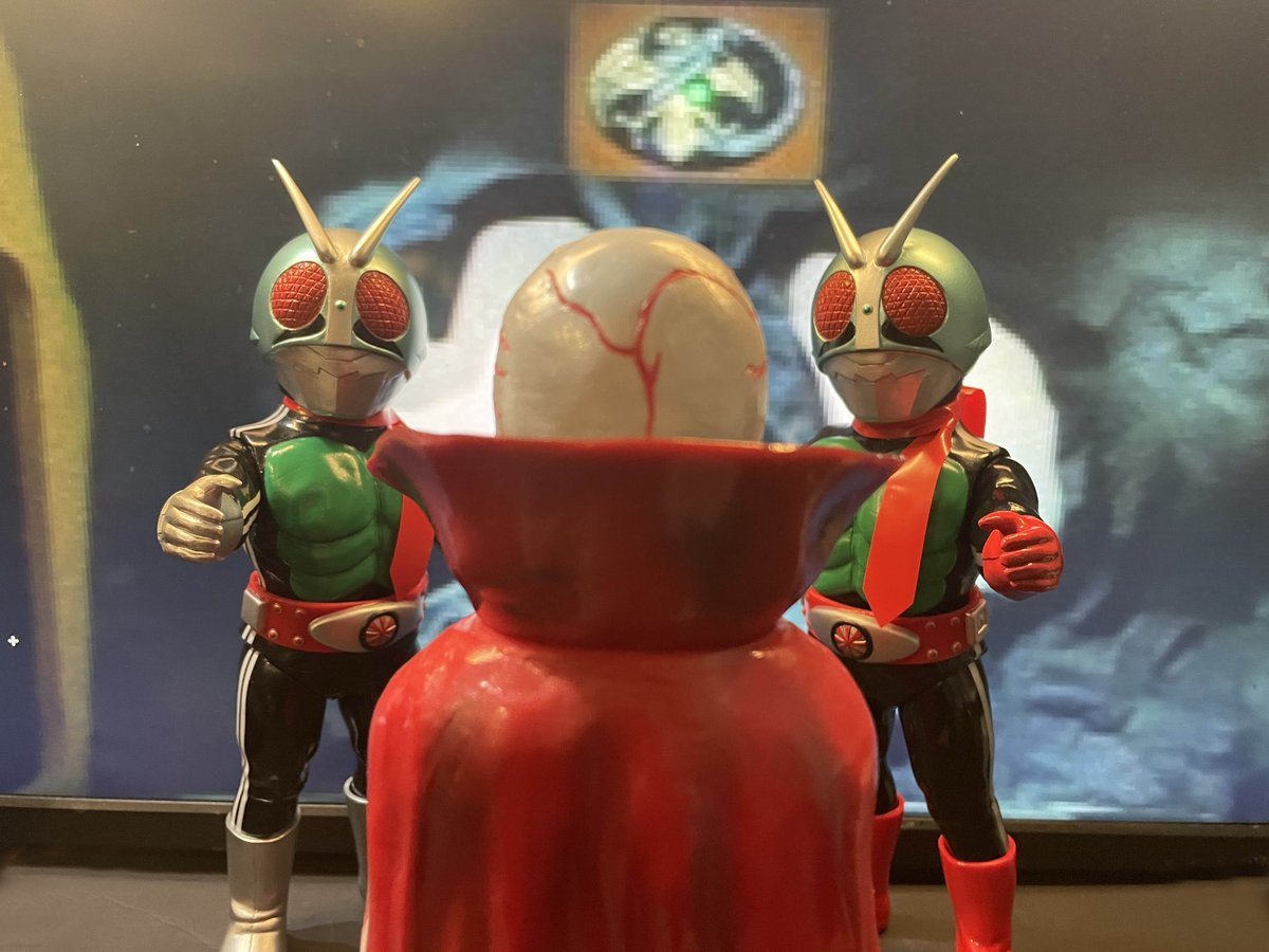 東映レトロソフビコレクションの
「ゲルショッカー首領」「赤頭巾Ver.」「蛇頭部Ver.」の
３体がやっと揃いました！
 揃ったので こんな画像を作ってみました。