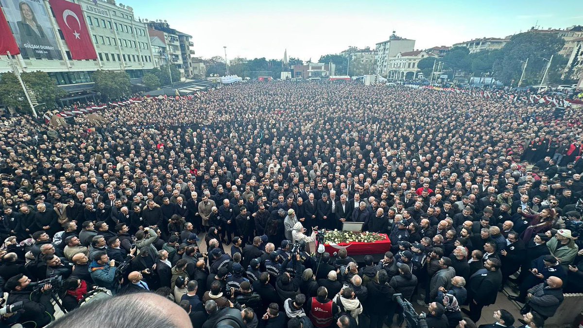 Acımız tarifsiz… Manisa Şehzadeler Belediye Başkanımız Gülşah Durbay’ı son yolculuğuna uğurladık.

Biz ondan razıydık, Allah da ondan razı olsun. Mekanı cennet olsun.