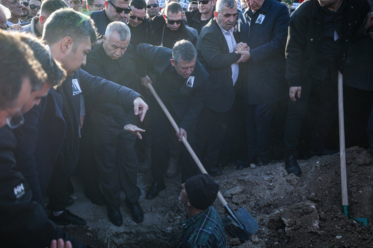 Payımıza derin ve ağır bir yas daha düştü…

Birlikte güzel bir Manisa ve güzel bir Türkiye hayaline omuz vermiş, aynı hikâyeye inanmışken şimdi omuzlarımızda bir evladı, bir kardeşi, bir yol arkadaşını taşımanın ağırlığı var.

Ferdi ile Gülşah artık birbirlerine emanetler…
