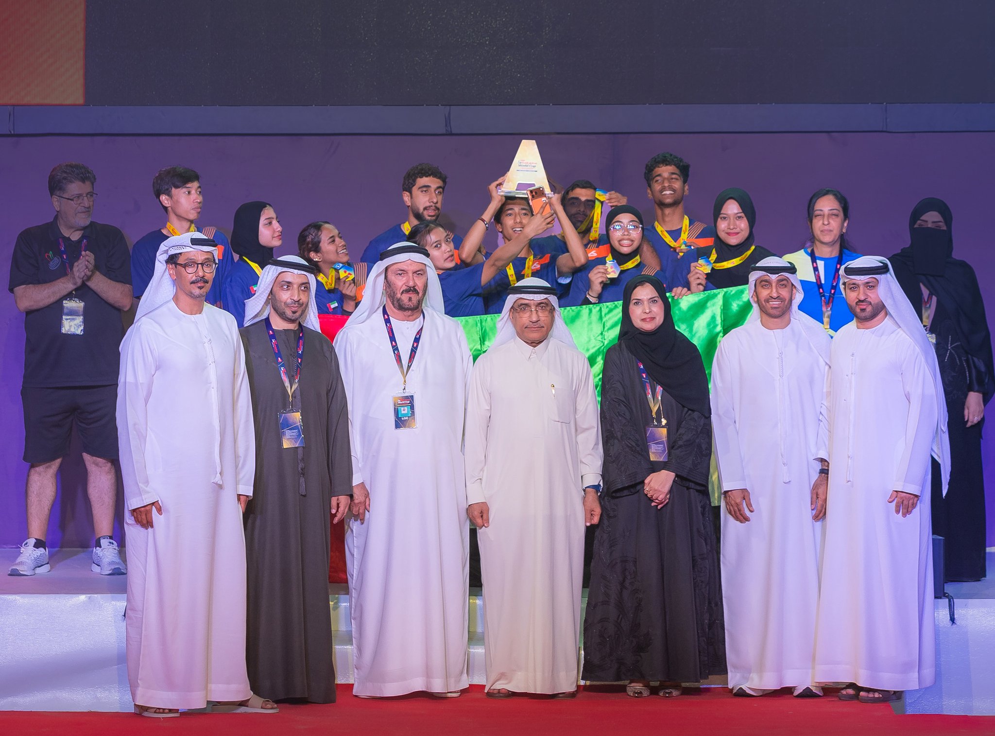 في إنجاز رياضي عالمي جديد... الإمارات تُسدل الستار على النسخة الأولى لبطولة كأس العالم للريشة الطائرة والتي أقيمت على شاطئ خورفكان في الشارقة من 11 إلى 14 ديسمبر الجاري بمشاركة 96 لاعبًا ولاعبة من 12 دولة من مختلف قارات العالم في حدث يُعد الأول من نوعه على مستوى اللعبة. واحتفلت الإمارات بتحقيق الميدالية الذهبية بعد فوزها في المباراة النهائية على منتخب الصين بنتيجة 60 54 وذلك عقب مشوار مميز 