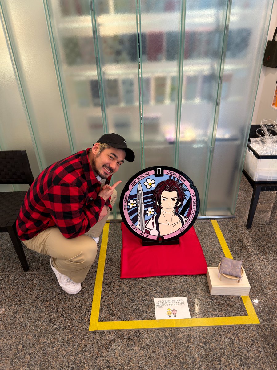 spi_bot_william's tweet photo. 三島市で開催されている
『ちょっと深く楽しむ、古美術展』に行ってきました！
佐野美術館にはこれまで何度か、蜻蛉切に会いにお邪魔していましたが、今回は初めて三島市の街もゆっくり散策して、存分に満喫することができました。

トオルさん（@sakurai_dengana）を誘ったら来てくれたり、楽寿園の散歩したり、佐野美術館で展示品を紹介していただいたり、割烹呉竹さんで蜻蛉切御膳をいただいたり、みしまコロッケもあつあつサクサクで、お土産でいただいた兎月園さんの蜻蛉ブイマロンも美味しすぎました。

改めて、@sanobi_koho の皆さま、@t_mishimashi の皆さま、突然の訪問にも関わらず、温かく迎えてくださり本当にありがとうございました。
これからのコラボも楽しみにしています。

そしてトオルさん、突然の誘いにも関わらず来てくれて本当にありがとうございました！！！

三島市 × 佐野美術館 × 刀剣乱舞のコラボも、残すところあと一週間となりました。
お時間のある方は、ぜひ足を運んで、見て・食べて・楽しんでください！
#三島市 
#佐野美術館 
#刀剣乱舞
#蜻蛉切
#楽寿園
#割烹呉竹
#みしまコロッケ
#和カフェ兎月園