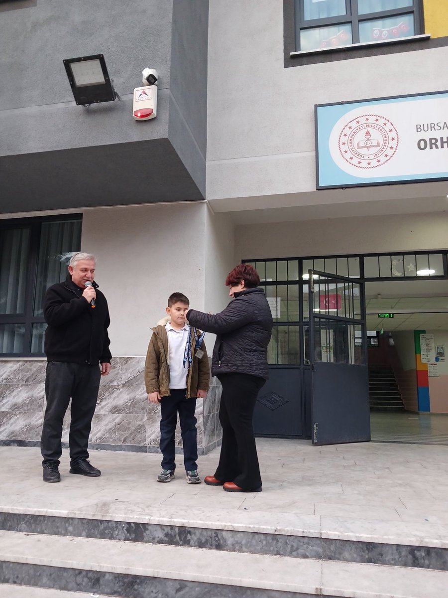 4/B sınıfı öğrencilerinden Baran Bartu BAĞÇAVAN girdiği uluslararası dünya Alpagut Spor müsabakalarında ikinciliği kazanıp dereceye girdi. Okulumuz müdürü Bilge Akpınar kendisine madalyalarını okul önünde takdim etmiştir kendisini ve ailesini öğretmenini tebrik ediyoruz