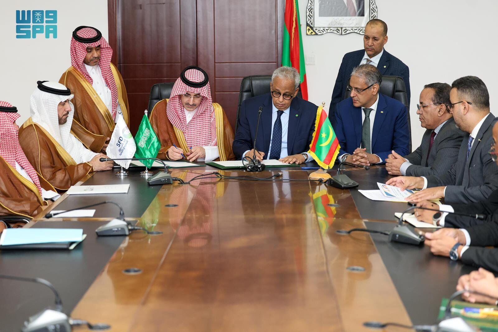 شارك الرئيس التنفيذي للصندوق السعودي للتنمية، سلطان المرشد، في وضع حجر الأساس لمشروع تزويد مدينة كيفة بالمياه من نهر السنغال بقرض ميسّر 100 مليون دولار، يستفيد منه أكثر من 500 ألف شخص.. كما وقع الصندوق اتفاقية تمويل 60 مليون دولار لمشروع الربط الكهربائي بين موريتانيا ومالي، يربط 