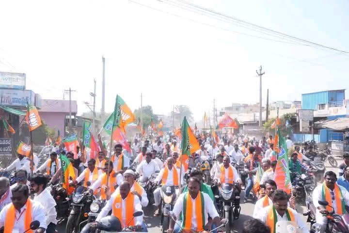 anantha999's tweet photo. 13/12/2025 *అటల్ - మోదీ సుపరిపాలన* యాత్ర కార్యక్రమంలో భాగంగా కడప నగరంలోని యర్రముక్కపల్లి మండలంలో జరిగిన భారతరత్న, భారత మాజీ ప్రధానమంత్రి స్వర్గీయ శ్రీ అటల్ బీహారి వాజపేయి గారి కాంస్య విగ్రహా ఆవిష్కరణ.
@BJP4Andhra @BJPMadhukarAP @MadhavBJP @BJPindia__ https://t.co/WdJWj7WbTe