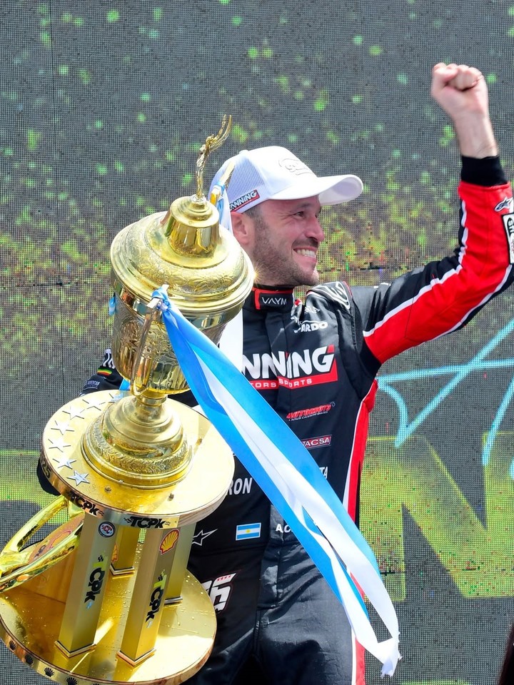 #Canapino logró la triple corona automovilismo argentino.
El piloto de Arrecifes se consagró este domingo en el TC Pick UP, tras haber ganado el #TC y el Turismo Carretera 2000 en los dos fines de semana anteriores.