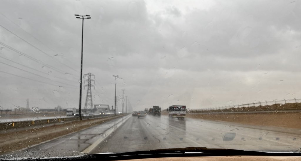 مطرنا بفضل الله ورحمته.. بس انا رايح للدوام. 💔
 #الرياض_الان