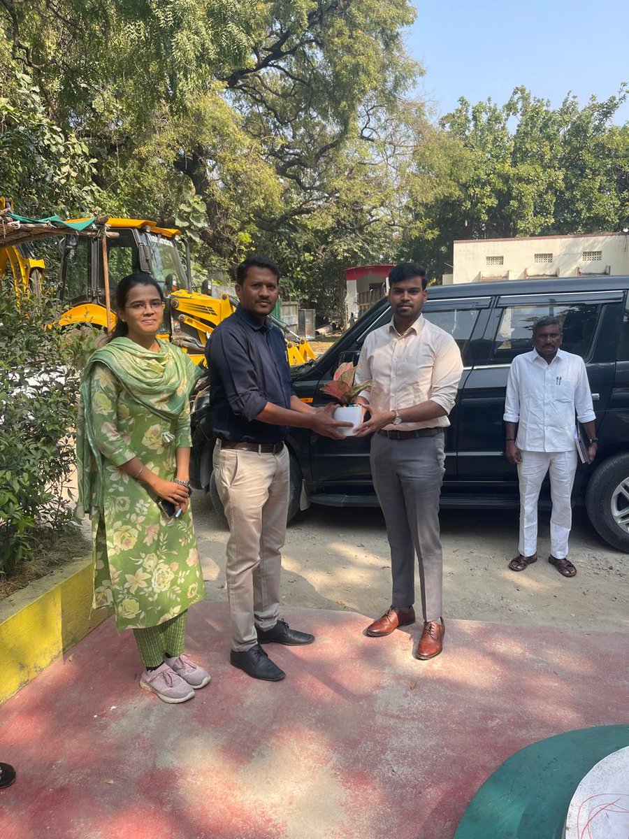 CommisionerMak1's tweet photo. Good Afternoon sir Today assumed the independent charge of Municipal Commissioner(FAC) of Makthal Municipality for (03) weeks from 15.12.2025 to 05.01.2026 by Hon'ble Sri.K.Pranay Kumar,IAS Assistant Collector (U/T) Narayanpet.Dist. https://t.co/W1zo9BEcye