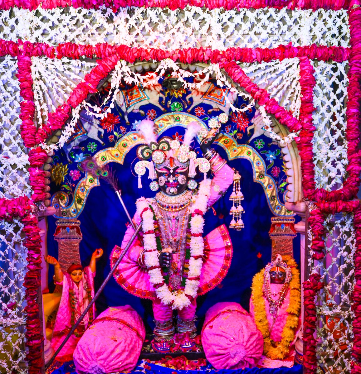 आज प्रदेश सरकार के 2 वर्ष पूर्ण होने के पावन अवसर पर डीग स्थित श्रीनाथ जी एवं पूछरी का लौठा मंदिर पहुंचकर प्रभु के दर्शन किए और पूजा-अर्चना का सौभाग्य प्राप्त हुआ।

ईश्वर से प्रार्थना है कि राजस्थान की जनता सदैव सुखी और समृद्ध रहे तथा प्रदेश निरंतर विकास के पथ पर अग्रसर हो।

आप