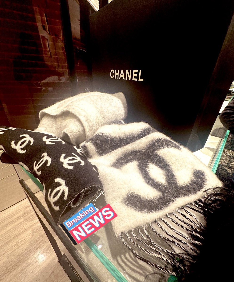 わわ‼️ もう12月半ばぁあ😱‼️⁉️ ねぇ…どっちにしよお🧳❓ なに着