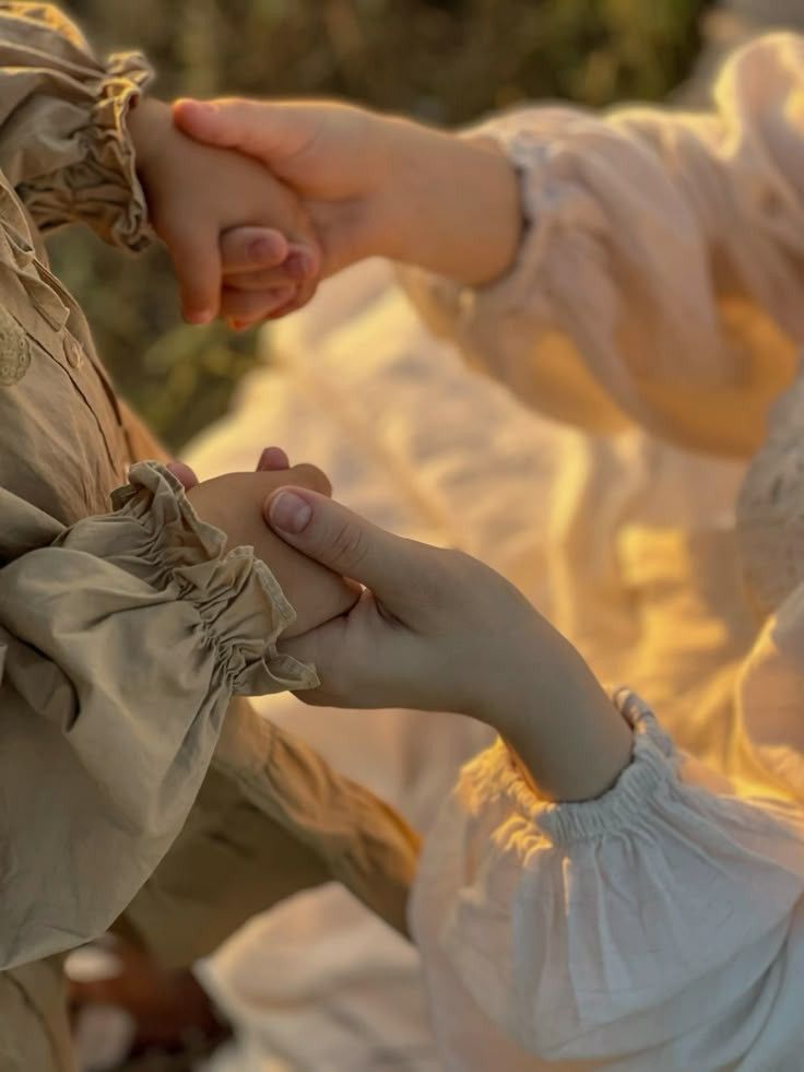 هناڪ نسخة مني لم تظهر الا لشخص واحد 
خرجت فيها عن معتقداتي 
تجاوزت فيها خطوطي الحمراء 
وأحببت فيها نفسي كما تمنيت واكثر 
لا أعتقد أنها ستكرڕ هذه النسخة لأي أحد 💚