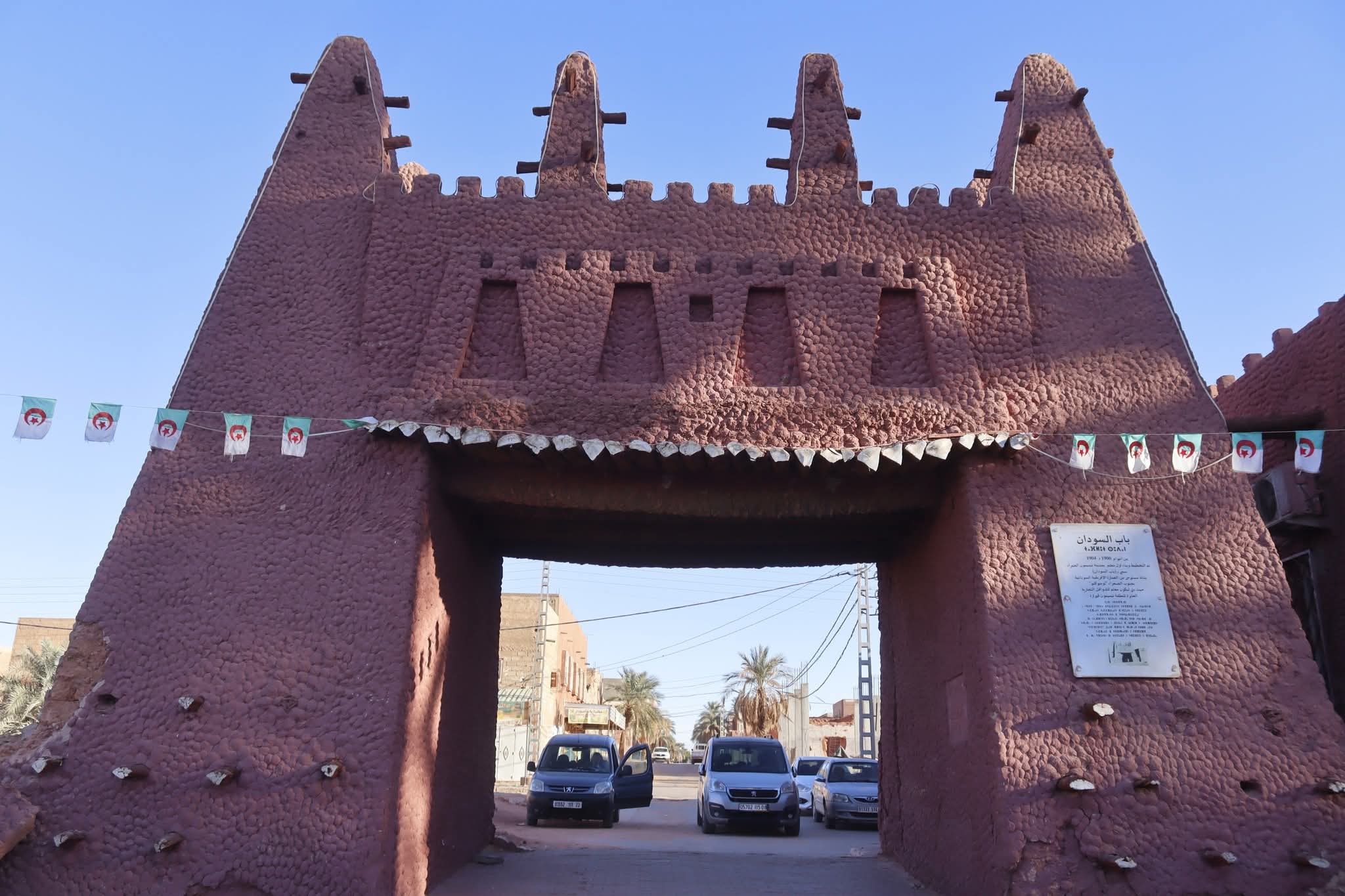 مدينة تيميمون الواقعة في جنوب غرب الجزائر تبرز بوصفها إحدى الوجهات الثقافية النشطة، حيث شهدت خلال فترة وجيزة تنظيم عدة تظاهرات دولية، من بينها المهرجان الدولي للسياحة الصحراوية، والمهرجان الدولي للفيلم القصير. #النشرة_الثقافية 