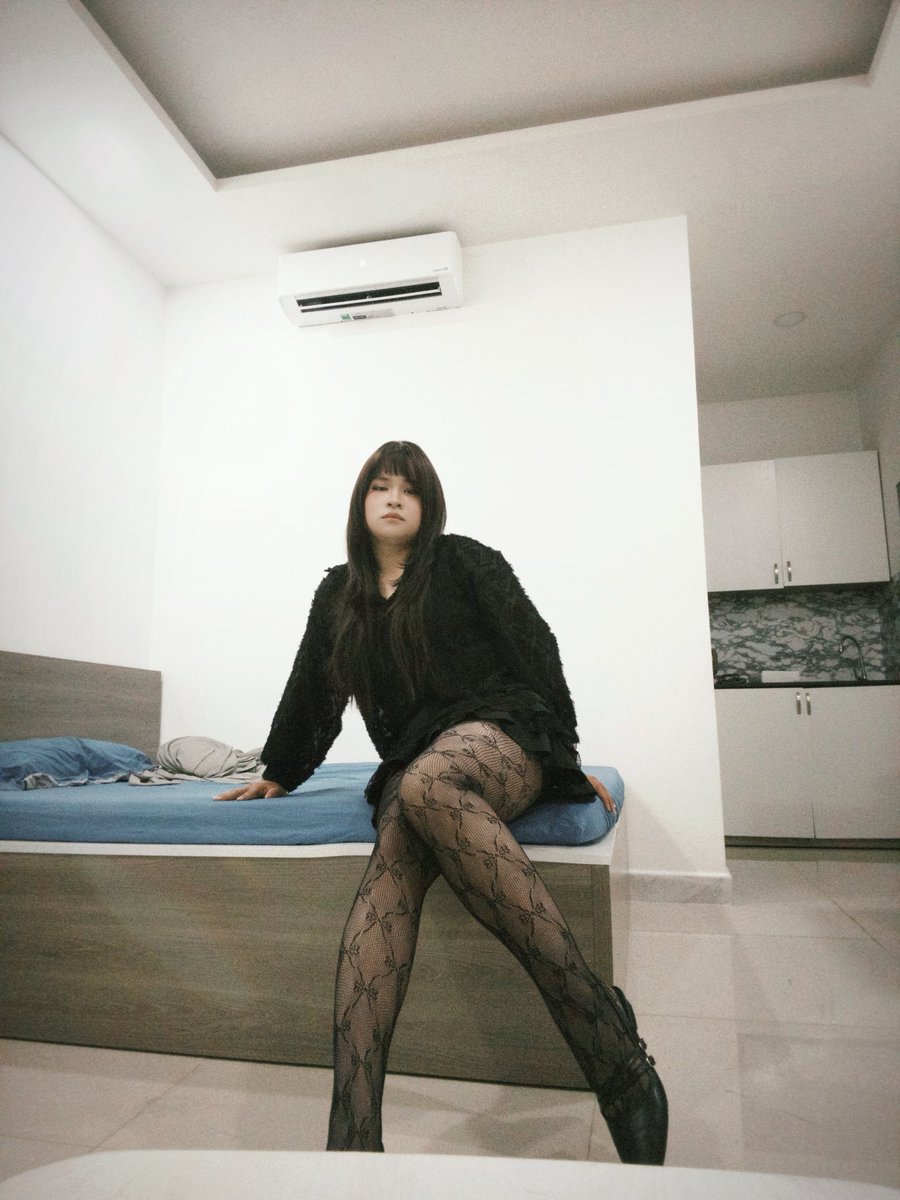 ts_jisoo's tweet photo. 我是一名29岁的越南男子。��然我是男性，但我很喜欢穿女装，尤其是短裙配黑色丝袜和高跟鞋。穿黑色丝袜能让我的腿看起来更纤细，再配上高跟鞋就更显魅力了。这种习惯真的会上瘾。
#黑丝 https://t.co/oBNHiEkd3K